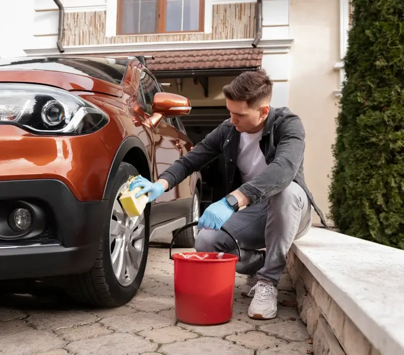 Lavage auto à domicile Saint-Pierre-les-Bois : professionnel intervenant sur un véhicule